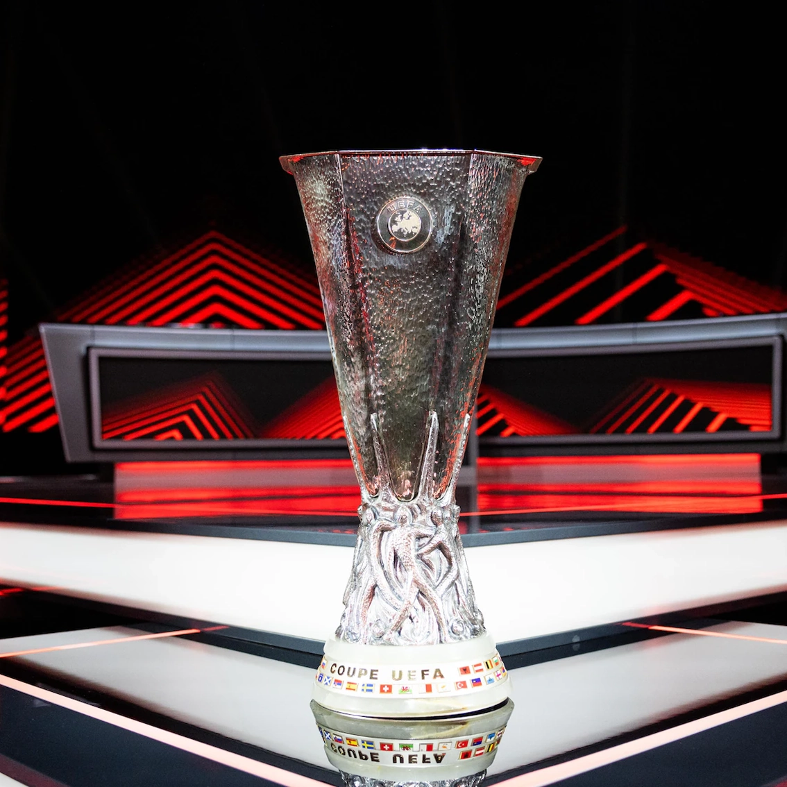 Trofi Liga Europa UEFA – cuba ramal pemenangnya dan menangi hadiah besar